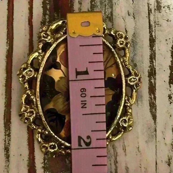 Medallion Flowers Vintage Gold Brooch Pin - Picture 8 of 9